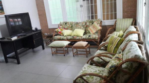 Casa com churrasqueira próximo à praia em Ubatuba